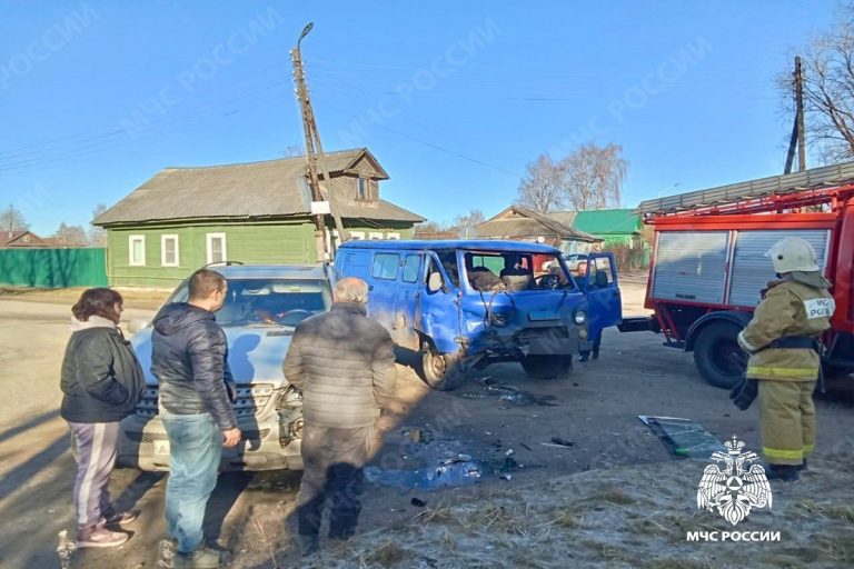 Синюю «буханку» помяло после бокового столкновения в Старице