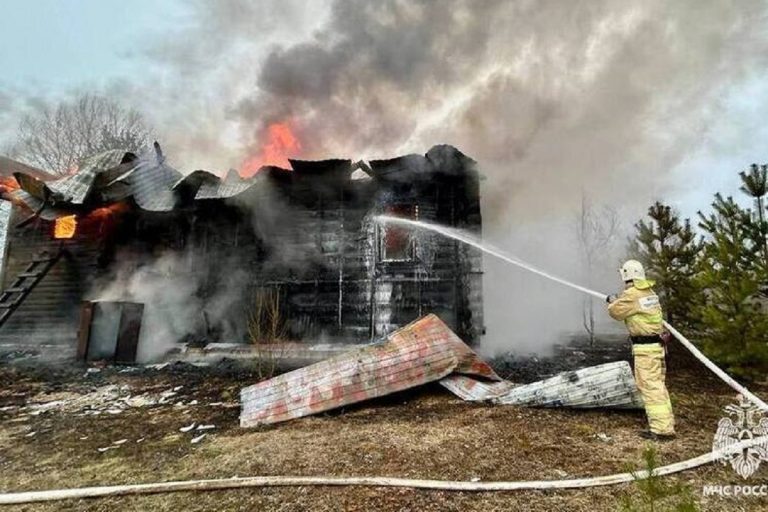 Жилой дом полыхал в Тверской области
