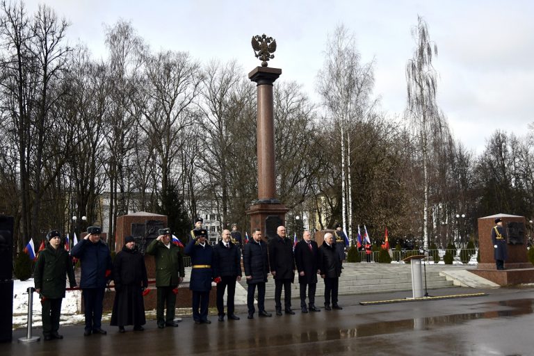 Депутаты Заксобрания Тверской области почтили память защитников Ржева