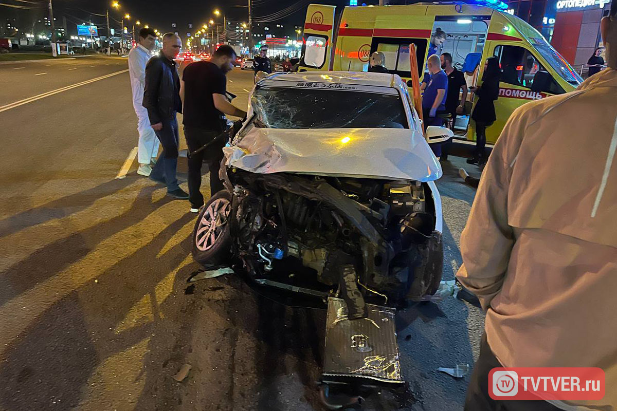 В массовом ДТП в микрорайоне Южный в Твери пострадали четыре человека