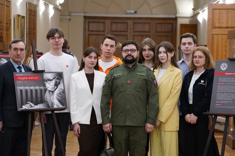 В Тверском медуниверситете открылась фотовыставка, посвященная работе врачей в зоне СВО