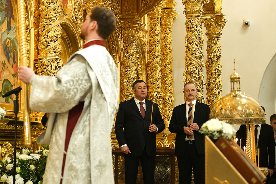 В храмах Тверской области прошли ночные пасхальные службы