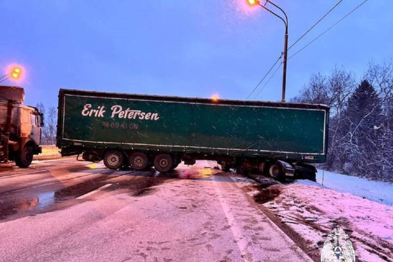 Фура опрокинулась на М-10 под Тверью