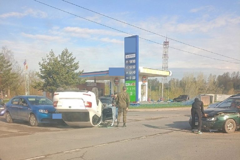 Легковушка опрокинулась в результате столкновения в Тверской области