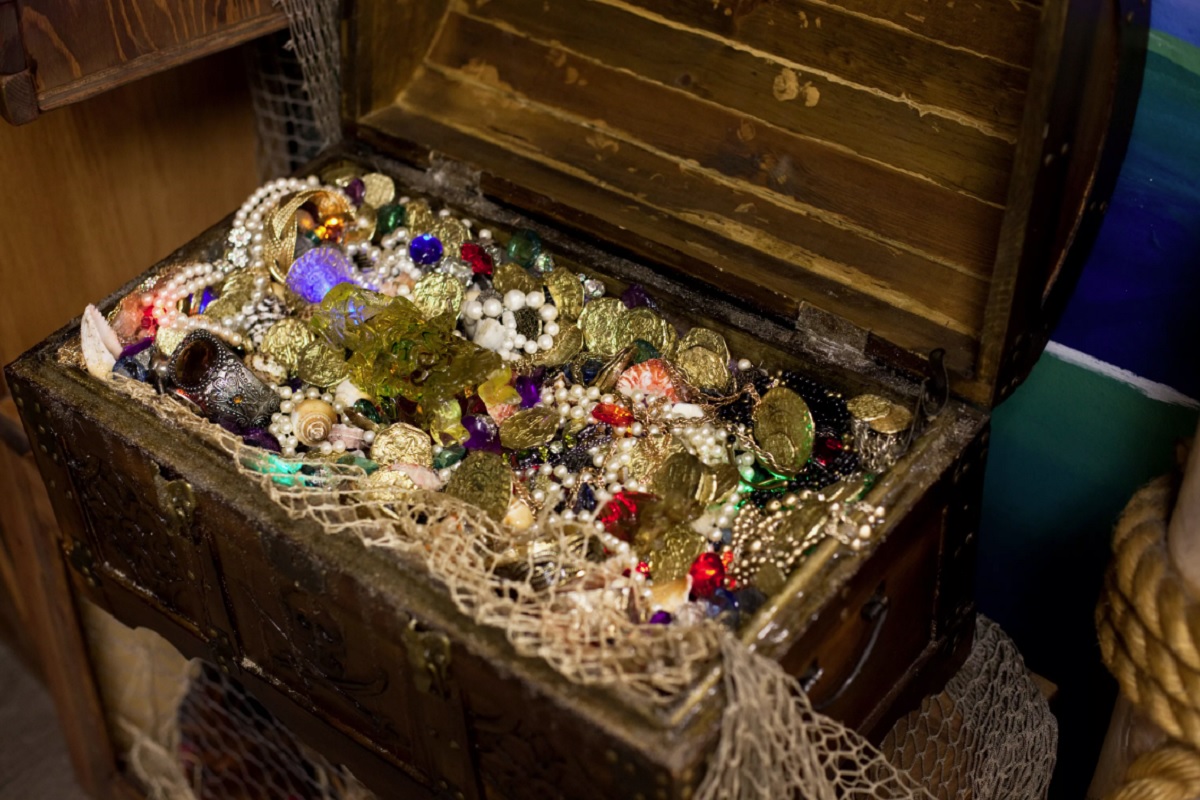 В сданном в химчистку старом ковре в Твери обнаружили клад