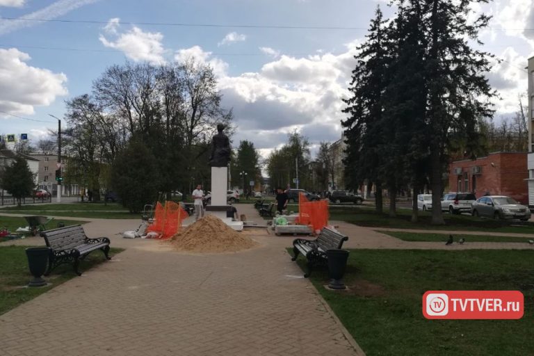 В Твери начали установку памятника Паше Савельевой