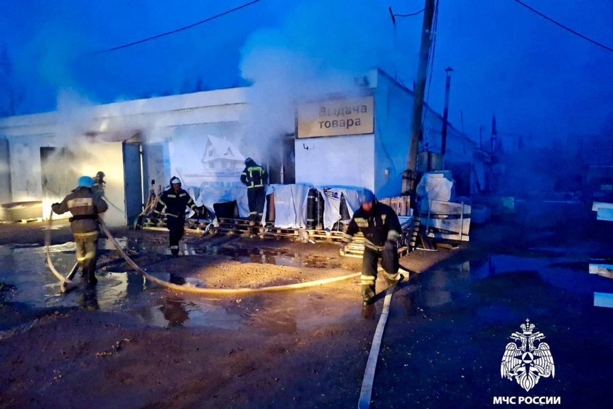 В Тверской области от большого пожара спасли склад стройматериалов