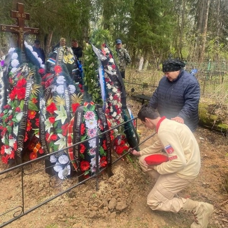 В Тверской области под траурные залпы простились с тремя бойцами, погибшими на СВО