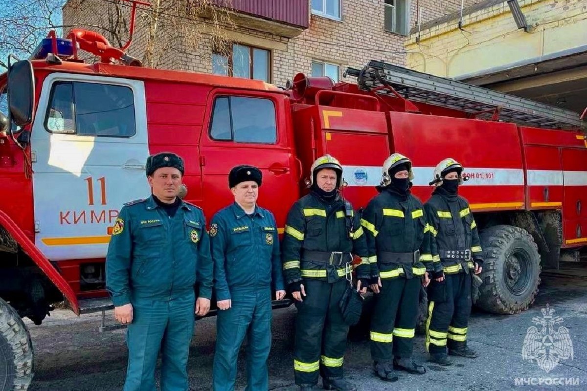 Человека вывели из горящего дома в Тверской области