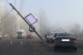 Автомобиль снес опору освещения в Твери