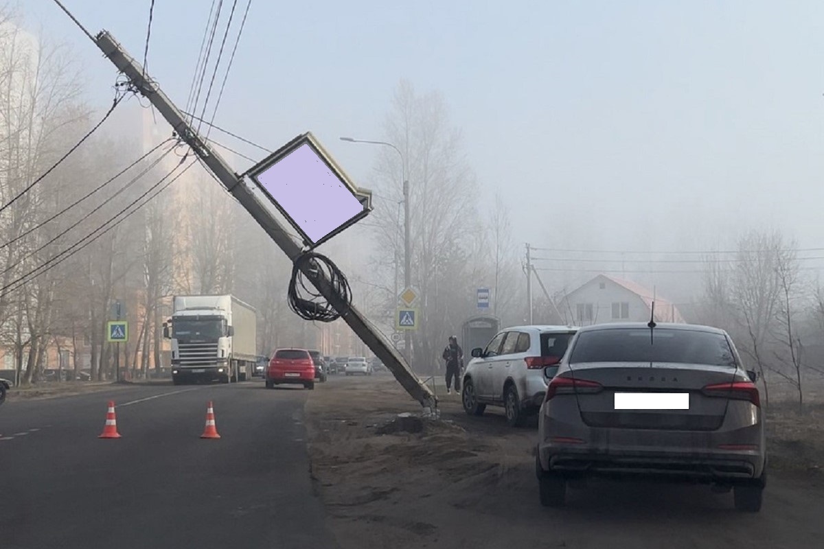 Автомобиль снес опору освещения в Твери