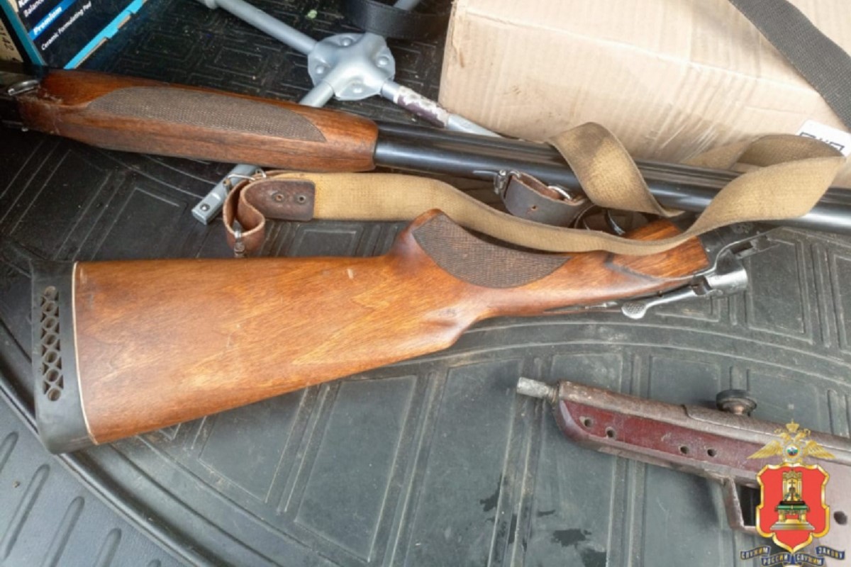 Мини-арсенал нашли в машине предпринимателя в Тверской области