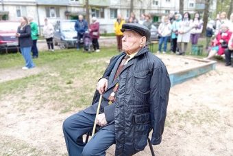 В Конаково устроили концерт для ветерана во дворе его дома