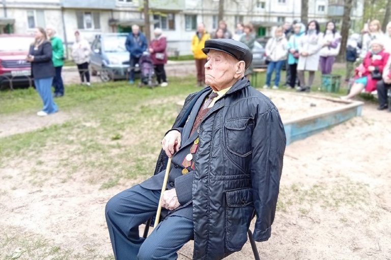 В Конаково устроили концерт для ветерана во дворе его дома В Конаково устроили концерт для ветерана во дворе его дома