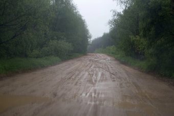 Житель Тверской области готов дать 500 литров солярки, чтобы привели в порядок дорогу в соседний регион