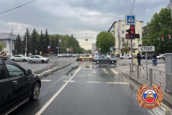 В Твери ехавший на «красный» водитель спровоцировал ДТП с пострадавшей