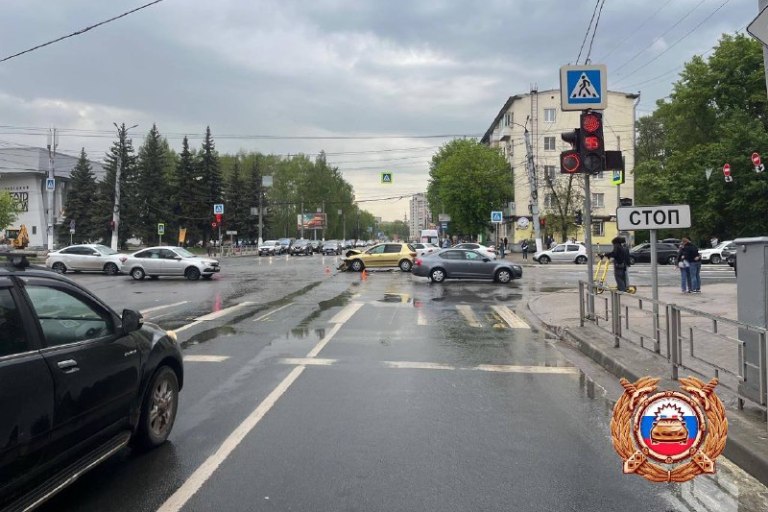В Твери ехавший на «красный» водитель спровоцировал ДТП с пострадавшей В Твери ехавший на «красный» водитель спровоцировал ДТП с пострадавшей