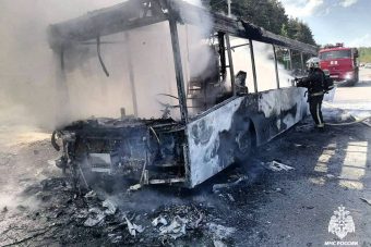 Под Тверью автобус сгорел дотла