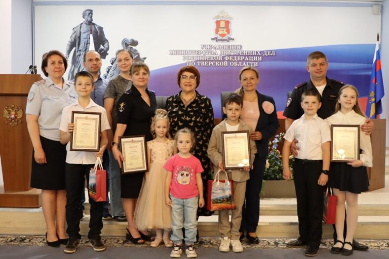В Твери наградили победителей и лауреатов конкурса «Полицейский Дядя Стёпа» В Твери наградили победителей и лауреатов конкурса «Полицейский Дядя Стёпа»