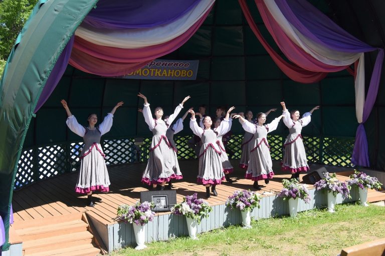 Под Тверью пройдет ежегодный праздник «Сиреневое Домотканово» Под Тверью пройдет ежегодный праздник «Сиреневое Домотканово»