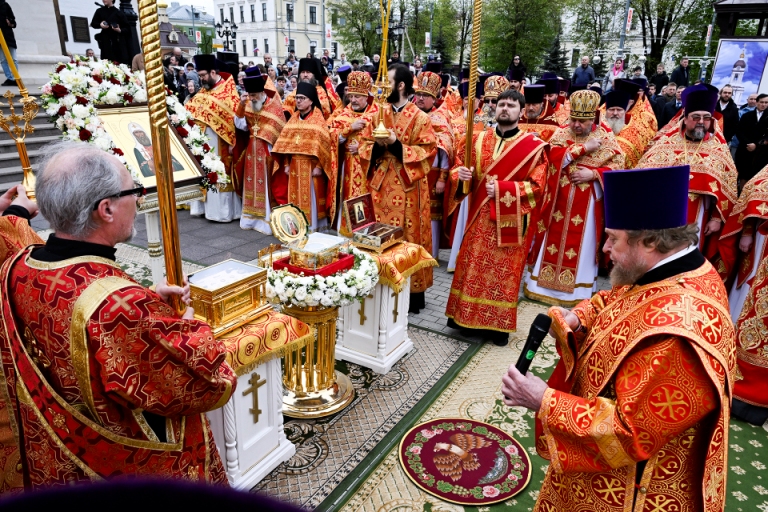 В Твери торжественно встретили ковчег с частицей мощей святителя Тихона, Патриарха Московского и всея России