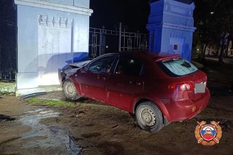 Нетрезвый водитель врезался в ограждение в Тверской области