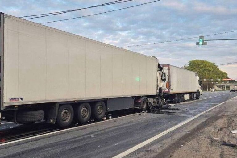 Две фуры столкнулись на М-10 в Тверской области Две фуры столкнулись на М-10 в Тверской области