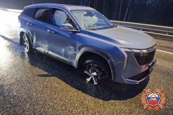 Иномарка врезалась в ограждение на М-11 в Тверской области