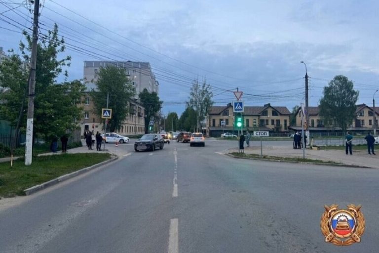Опубликовано видео жесткого столкновения мотоцикла с легковушкой в Твери