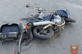 Опубликовано видео жесткого столкновения мотоцикла с легковушкой в Твери