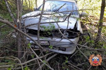 Легковушки вылетели в кювет после столкновения в Тверской области