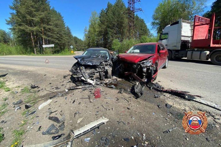 Неосторожный поворот стал причиной серьезного ДТП под Тверью Неосторожный поворот стал причиной серьезного ДТП под Тверью
