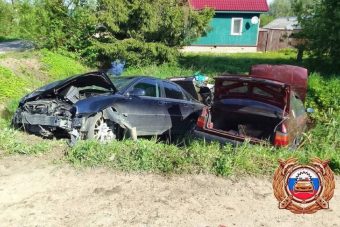 Два автомобиля оказались в кювете после столкновения в Тверской области