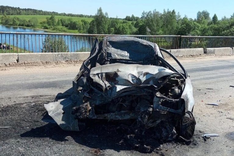 Погиб пассажир легковушки, загоревшейся в результате ДТП в Тверской области
