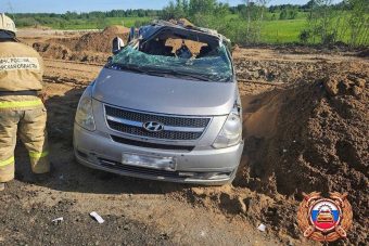 Легковушка и самосвал столкнулись на М-9 в Тверской области