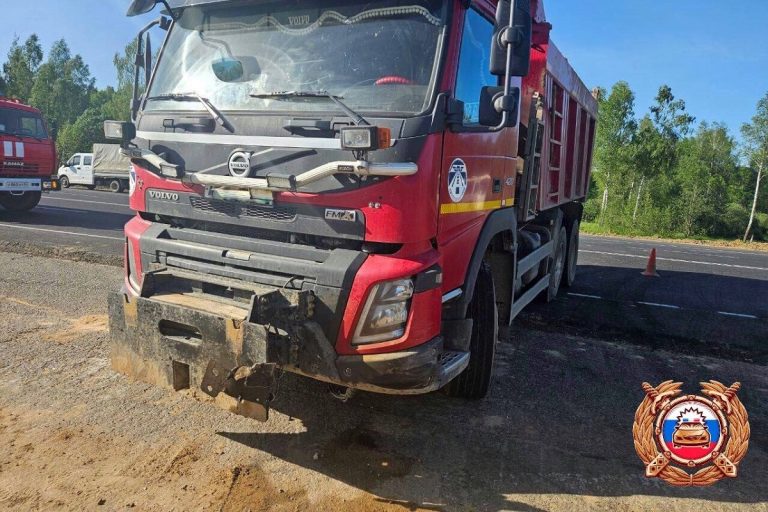 Легковушка и самосвал столкнулись на М-9 в Тверской области