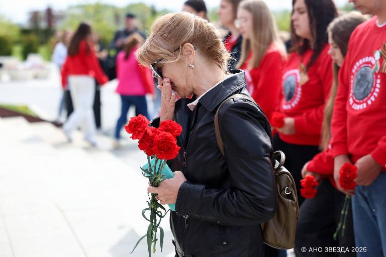 Самое большое в мире Знамя Победы развернули у Ржевского мемориала Советскому солдату
