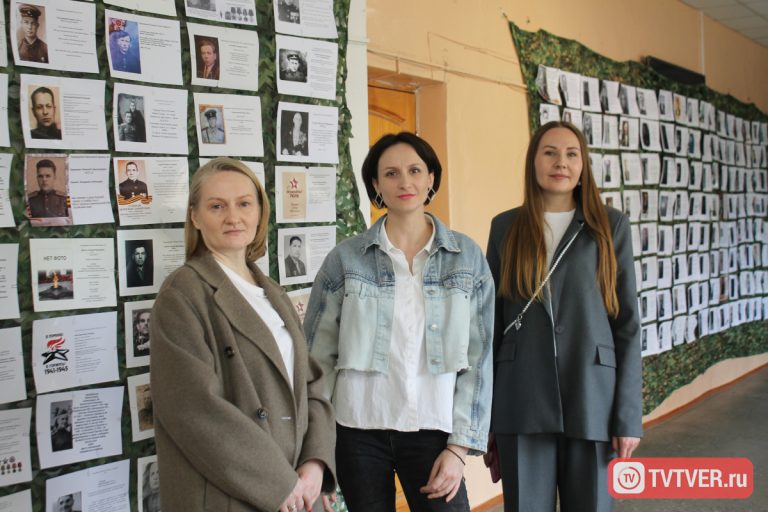 В тверской гимназии №12 открылась фотовыставка «Подвиги в лицах», посвящённая героям войны