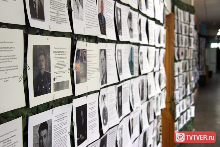 В тверской гимназии №12 открылась фотовыставка «Подвиги в лицах», посвящённая героям войны