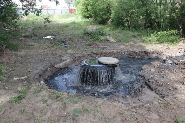 Канализационные стоки льются в реку в Твери