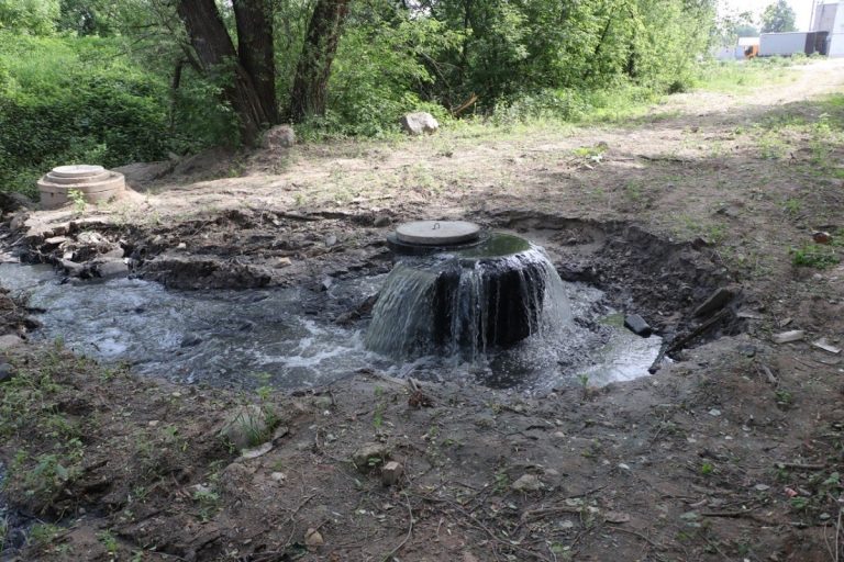 Канализационные стоки льются в реку в Твери