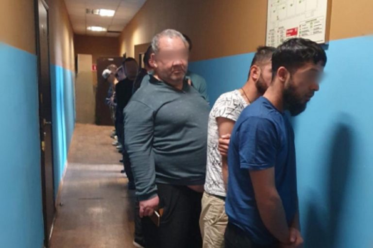 Тверская полиция нагрянула в хостел, заселенный мигрантами Тверская полиция нагрянула в хостел, заселенный мигрантами