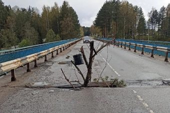 Разрушается мост на оживленной дороге в Тверской области
