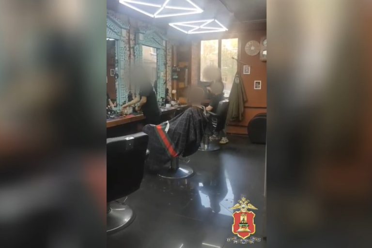 В Тверской области подсобный рабочий стриг клиентов в парикмахерской В Тверской области подсобный рабочий стриг клиентов в парикмахерской