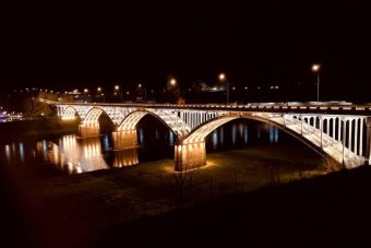 В Старице мост через Волгу засиял новой подсветкой