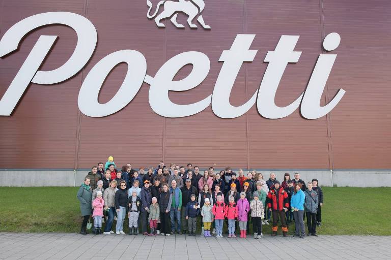 На территории кофеобжарочного завода Poetti в Твери высадили 80 деревьев в честь годовщины Великой Победы