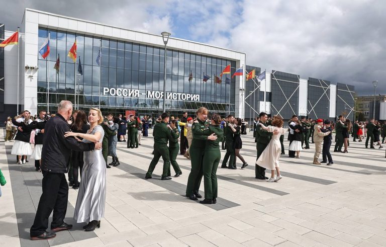 В Твери акция «Вальс Победы» объединила сотни участников В Твери акция «Вальс Победы» объединила сотни участников