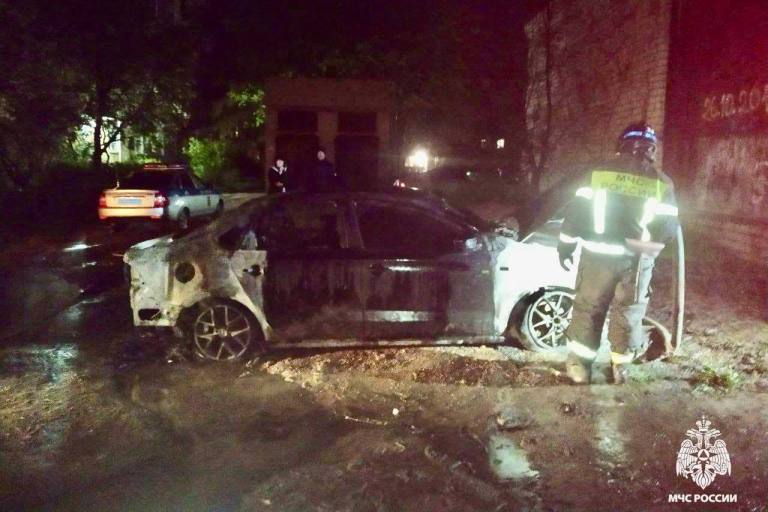 В Тверской области ночью полыхал автомобиль В Тверской области ночью полыхал автомобиль