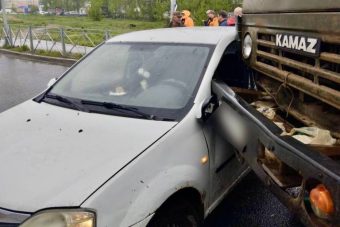 В Твери спасателям пришлось деблокировать женщину-водителя после ДТП с КАМАЗом