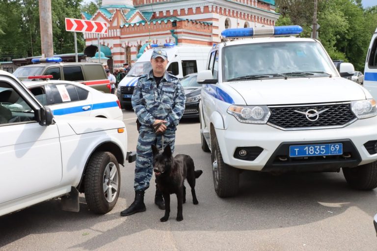 Люди с оружием искали в тверской мечети преступника и вручали повестки в военкомат